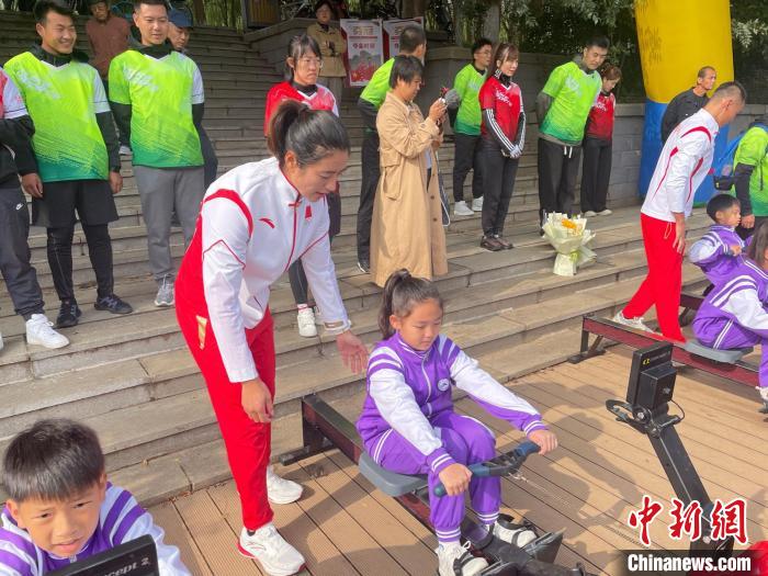 沈阳浑河以赛艇校园推广