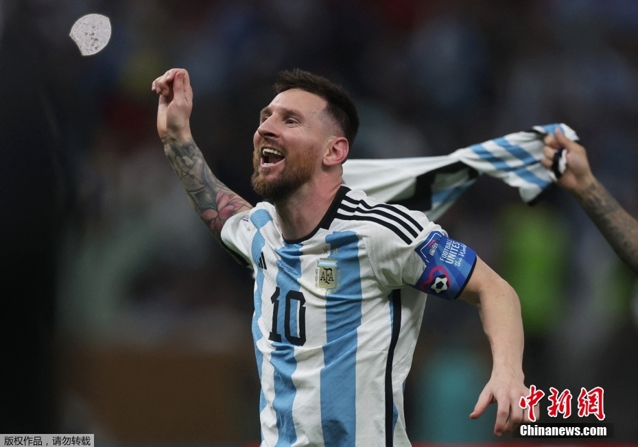 梅西亲吻大力神杯 阿根廷时隔36年再夺世界杯冠