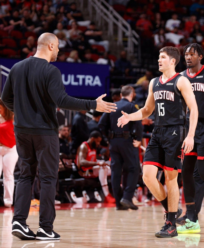 火箭惊险逆转鹈鹕重返西部前三 太阳惨败猛龙错