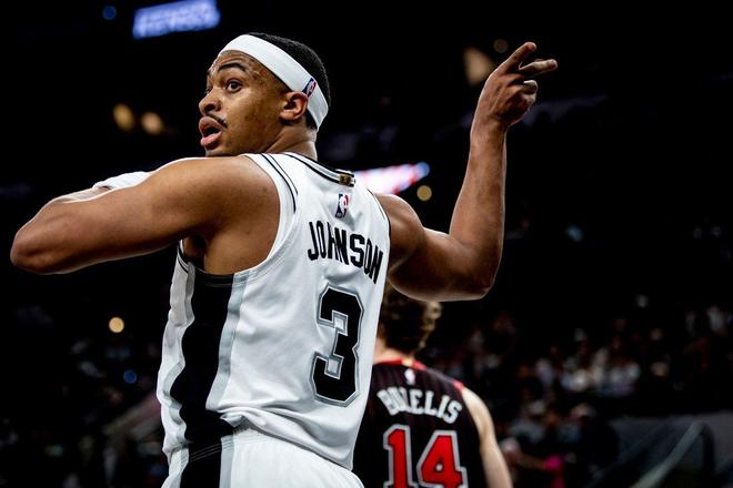 文班亚马创历史最快两双神迹 马刺豪取9连胜