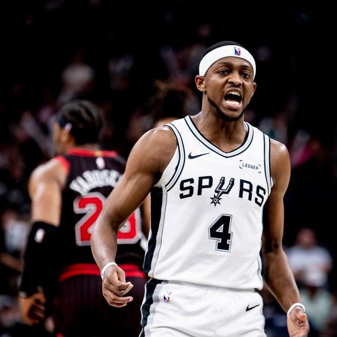 文班亚马创历史最快两双神迹 马刺豪取9连胜