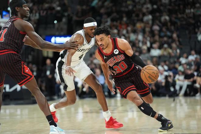 文班亚马创历史最快两双神迹 马刺豪取9连胜