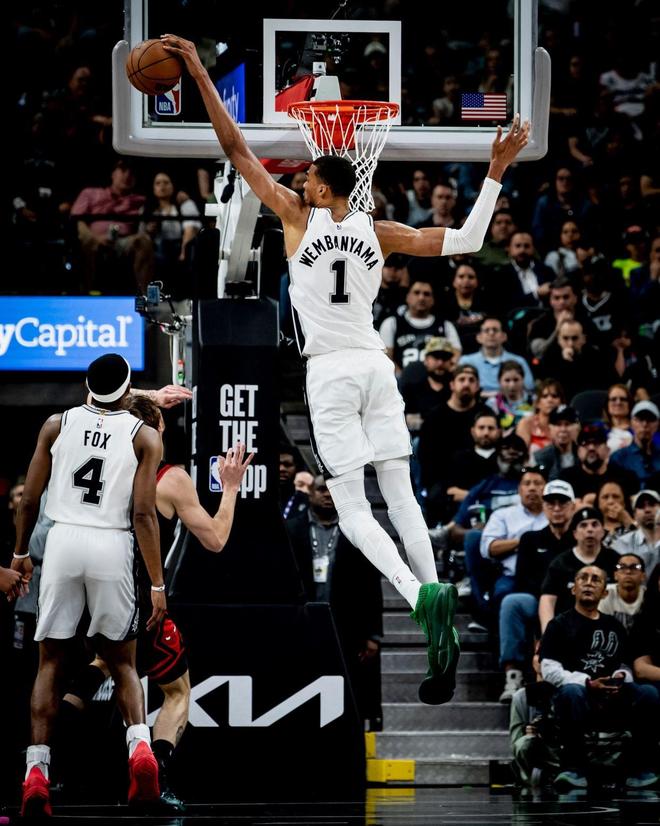 文班亚马创历史最快两双神迹 马刺豪取9连胜