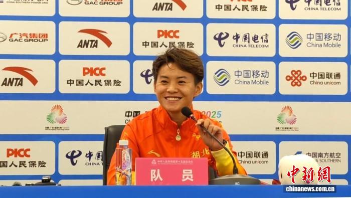 粤港澳全运会女足名将王霜笑着昂首离场，携银