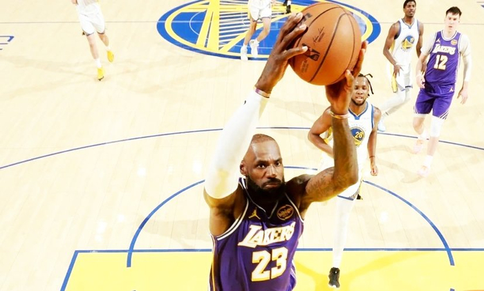 勒布朗·詹姆斯距离12000次助攻仅差2次，湖人战勇