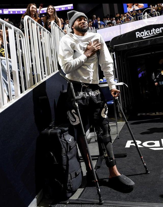 库里最后时刻扛起球队 赛季末球迷集体致谢