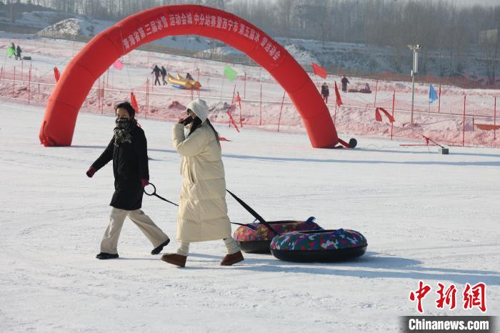 青海省会西宁拉开冬春季冰雪系列赛事序幕，大